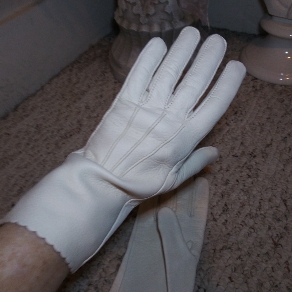Vintage 1950-60's WB Place & Co. Ivory Leather Scalloped Edge Gloves